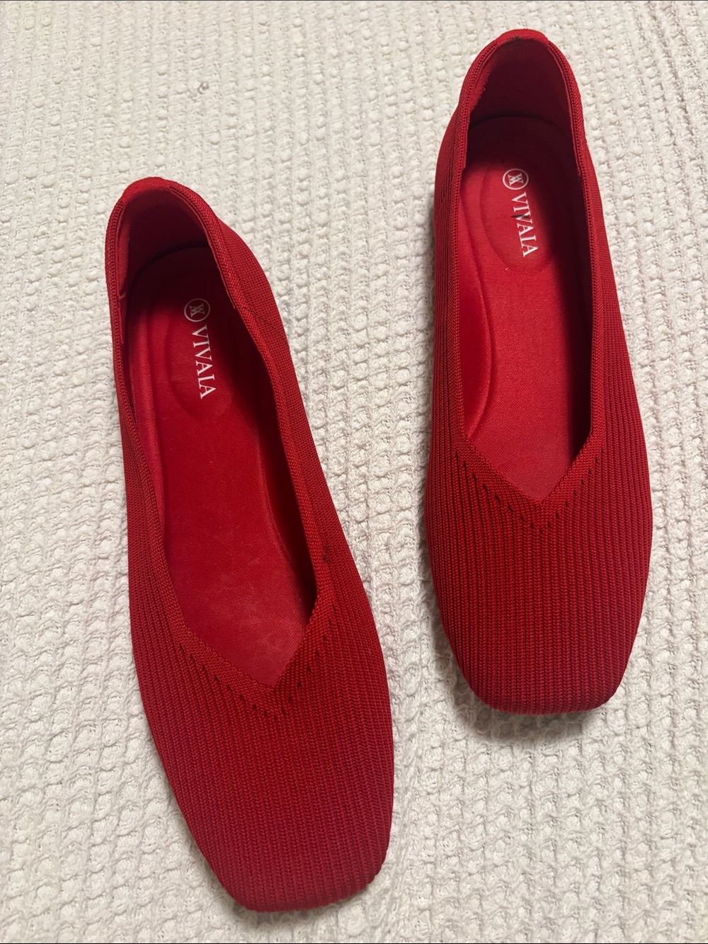VIVAIA Hot Red Square-Toe V-Cut Flatsh Size 8